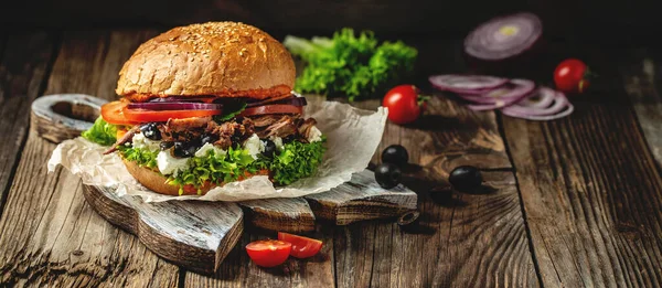 Lekker Gegrilde Zelfgemaakte Hamburgers Met Rundvlees Tomaat Kaas Spek Sla — Stockfoto