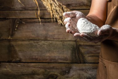 Un, pizza hamuru, erkekler ekmek pişiriyor.,