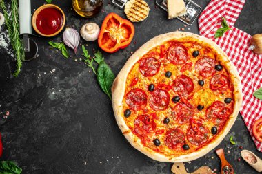 Koyu arkaplanda deniz mahsullü pizza, pankart, menü, metin için tarif yeri, üst görünüm,