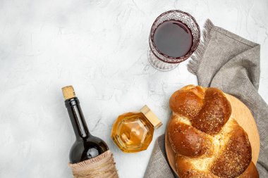 Challah ekmeği, Şabat şarabı, geleneksel Yahudi Şabat ritüeli. Şabat ya da Şabat konsepti. Uzun afiş biçimi. en üstteki görünüm,