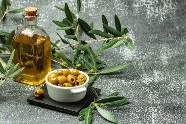 Fettan peynirli yeşil zeytin ve koyu arkaplanda taze zeytin dalı. Üst Manzara. metin için yer.