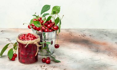 Şerbetli kiraz. Şerbetli kiraz. Hafif arka planda konserve meyve. Uzun pankart biçimi.