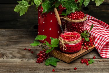 Kavanozda frenk üzümü reçeli. Ahşap arka planda taze meyve konservesi. afiş, menü, metin için tarif yeri.