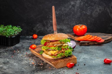 Tahtaya çift pirzola ve sığır eti. Fast food ve abur cubur kavramı.