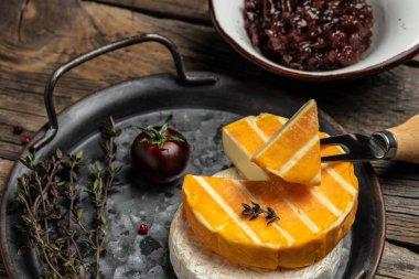 Camembert, Brie, Gorgonzola ve kekik ve soğan reçelli mavi krem peynir. Fransız mutfağı. Ahşap bir arka planda aperatif. metin için yer, üst görünüm .