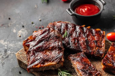 Barbekü soslu domuz pirzolası ve eski bir ahşap doğrama tahtasının üzerinde balda karamelize edilmiş. metin için yer, üst görünüm.