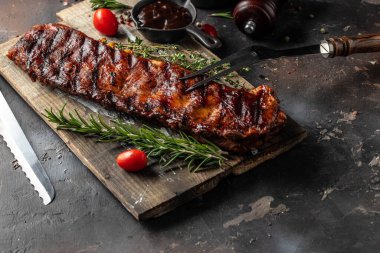 Izgara domuz pirzolası, ızgara soslu, baharatlı ve biberiyeli. afiş, menü, metin için tarif yeri, üst görünüm.