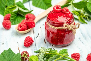 Arka planda böğürtlen reçeli. Ahududulu ev yapımı reçel. afiş, menü, metin için tarif yeri, üst görünüm.