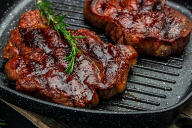 Baharatlı ve otlu domuz pirzolası. Yemek tarifi geçmişi. Kapat..