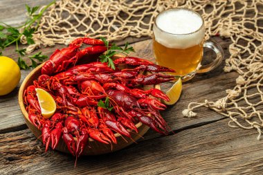 Ahşap arka planda limonlu kerevit birası. Bira fabrikası konsepti. Bira için atıştırmalık.,