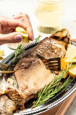 Limon ve baharatlı fırında balık, yemek tarifi geçmişi. Kapat.,