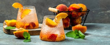Şeftali dilimli buzlu şeftali kokteyli, yaz şeftali kokteyli, buzlu ev yapımı şeftalili limonata, ve cam kaplı nane şekeri, uzun pankart.,