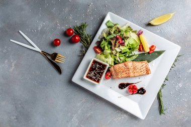 Taze sebzeli ızgara somon balığı bifteği, keto diyeti için sağlıklı salata, sebze diyet yemeği ile dost somon. Paleo, Keto Diyeti,