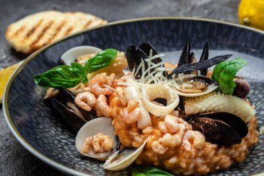 Deniz ürünleri karidesli risotto ve kabuklu midye, yemek tarifi geçmişi. Kapat.,