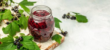 Lezzetli siyah frenk üzümü reçeli urd, krema veya reçel ve taze böğürtlen, uzun pankart biçimi, üst görünüm.