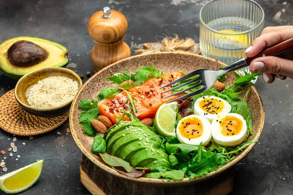Ensalada Salmón Con Verduras Huevos Aguacate Delicioso Desayuno Merienda Almuerzo — Foto de Stock