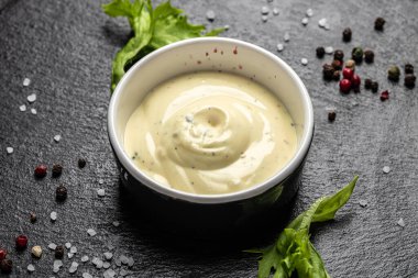 Karanlık bir arka planda katran sosu, yemek tarifi geçmişi. Kapat.,