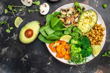 Buda kasesi, avokado, mantar, brokoli ıspanağı, nohut kabağı. Sağlıklı ve dengeli yiyecekler.