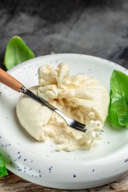 Mozzarella 'dan taze beyaz burrata peyniri ve Apulia' dan krema, İtalyan Akdeniz mutfağı, dikey görüntü. Üst Manzara. metin için yer.