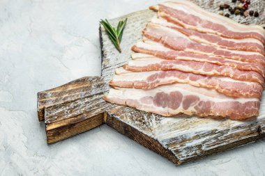 Pastırma dilimleri. Domuz eti. Tahtada biberiyeli domuz eti, Keto diyet gıda malzemeleri. Restoran menüsü, diyet, yemek kitabı tarifi üst görünümü.