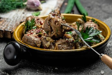 Tavada haşlanmış tavuk midesi. Geleneksel Kore baharatlı tavuk eti. en üstteki görünüm.