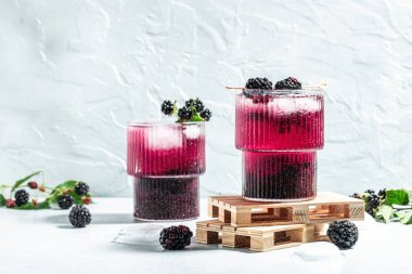 Arka planda böğürtlen kokteyli. afiş, menü, metin için tarif yeri, üst görünüm.