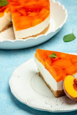 Şeftalili jöleli cheesecake. Restoran menüsü, diyet, yemek kitabı tarifi. dikey görüntü. Üst Manzara. metin için yer.