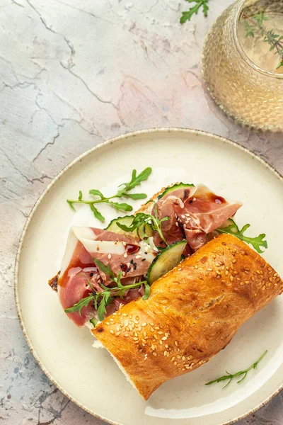 Lezzetli iştah açıcı İtalyan jambonu ve İspanyol İber jambonu. dikey görüntü. Üst Manzara. metin için yer.