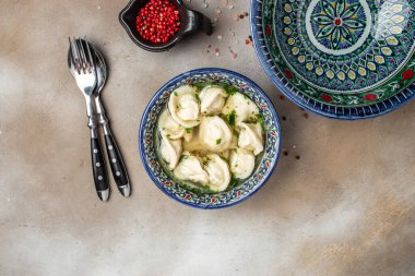 Enfes Özbek börekleri. Manti ve kuzu eti. Özbek mutfağı, afiş, menü, metin için tarif yeri, üst görünüm,