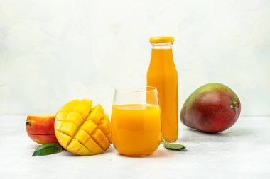 Mango suyu. Beyaz arka planda taze tropikal meyve püresi. Uzun pankart biçimi.