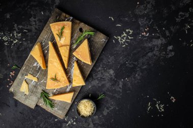 Tahtada parmesan peyniri, arka planda sert peynir. afiş, menü, metin için tarif yeri, üst görünüm.