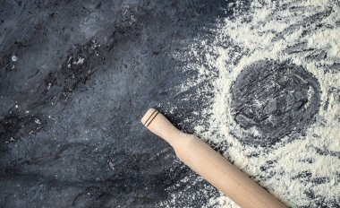 Koyu masa, bayrak, menü, metin için tarif yeri, üst görünüm üzerinde yuvarlanan pin ve beyaz un.