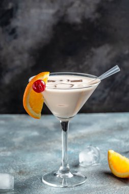 Kahve likörlü alkol kokteyli, buzlu alkollü kokteyl. Kokteyl içecekleri.,