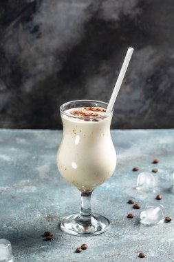 Beton taştan arka planda sütlü kahve kokteyli. dikey görüntü. metin için yer,