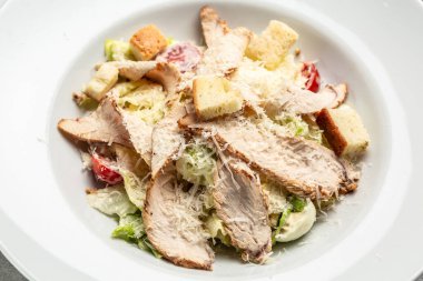 Tavuk sezar salatası, lezzetli dengeli sağlıklı yiyecekler, keto diyeti, diyet öğle yemeği konsepti. Üst görünüm,