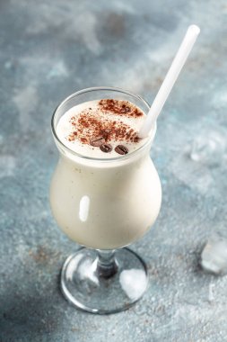 Beton taştan arka planda sütlü kahve kokteyli. dikey görüntü. metin için yer,