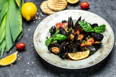 Limonlu ve baget ekmekli midye. Deniz kabuklarındaki istiridyeler. Restoran menüsü, diyet, yemek kitabı tarifi üst görünümü.