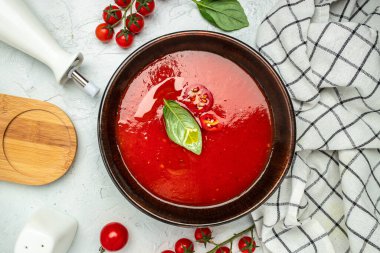 Arka planda fesleğenli domates çorbası. Uzun afiş biçimi. en üstteki görünüm.