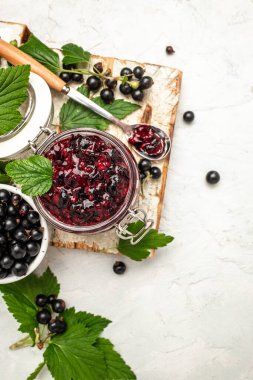 Siyah frenk üzümü, krema veya reçel ve taze böğürtlen, dikey görüntü. Üst Manzara. metin için yer.