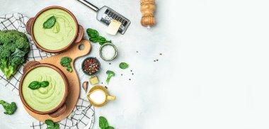 Sebzeli brokoli çorbası omlet sağlıklı organik vejetaryen diyeti taze yemek çorbası uzun pankart formatında. en üstteki görünüm,