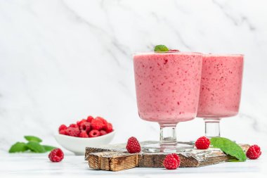 Böğürtlenli cam kavanozda ahududu tatlısı. Beyaz arka planda yoğurt kokteyli. metin için yer, üst görünüm,