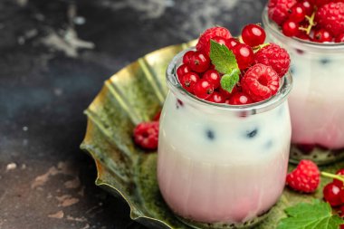 Böğürtlen yoğurdu. Yoğurt, reçel, frenk üzümü ve ahududulu sağlıklı katmanlı tatlı. Doğal detoks. afiş, menü, metin için tarif yeri, üst görünüm.
