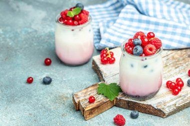 Böğürtlen yoğurdu. Yoğurt, reçel, frenk üzümü ve ahududulu sağlıklı katmanlı tatlı. Doğal detoks. afiş, menü, metin için tarif yeri, üst görünüm.