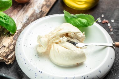 İtalyan burrata peyniri, beyaz burrata topları veya burratina peyniri fesleğen ve zeytinyağı ve ciabatta. metin için yer, üst görünüm.
