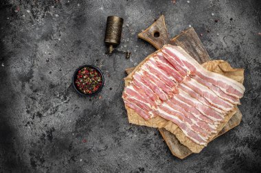 Çiğ domuz pastırması, domuz pastırması ince dilimlenmiş et dilimlenmiş, arka planda domuz yağı, ketojenik diyet, yazı için yer, üst görüş..