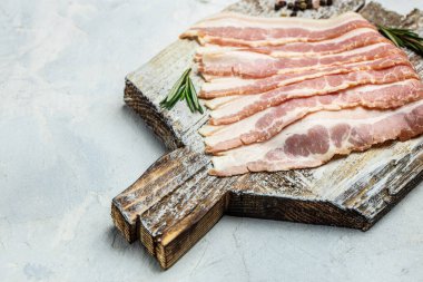 Tütsülenmiş domuz pastırması ince dilimlenmiş domuz eti ince dilimlenmiş domuz yağı arka planda, ketojenik diyet, yazı için yer, üst görünüm,