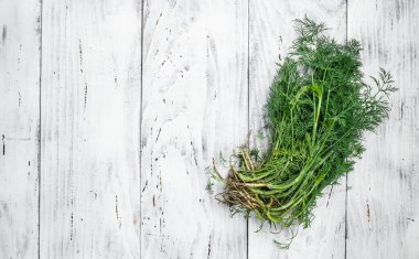 Ahşap arkaplanda kökleri olan organik taze dereotu. Sağlıklı ve Dill 'in yararına. Detoks ve sağlıklı yiyecekler. metin için yer, üst görünüm.