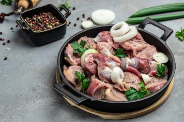 Çiğ, çiğ tavuk taşakları, tahtada mide. Geleneksel Kore baharatlı tavuk eti. Uzun afiş biçimi. en üstteki görünüm.