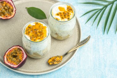 Tutku meyveli yoğurt. Sağlıklı, temiz yemek. Vejetaryen ya da glütensiz diyet. afiş, menü, metin için tarif yeri, üst görünüm.