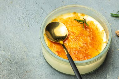 Yanmış şekerli ev yapımı creme brulee. Geleneksel Fransız vanilyalı kremalı tatlı. metin için yer, üst görünüm.